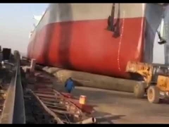 Das Schiff wurde vom Stapel gelassen und fuhr los.