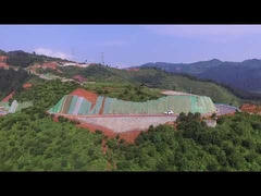 Wunderschöne Landschaft mit wunderschönen Leitplanken, um die Sicherheit Ihres Lebens und Eigentums zu gewährleisten.