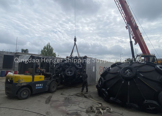 Qualität ISO 17357 Certified Pneumatic Rubber Fender with Natural Rubber Cover and 50Kpa/80kpa Working Pressure Fabrik