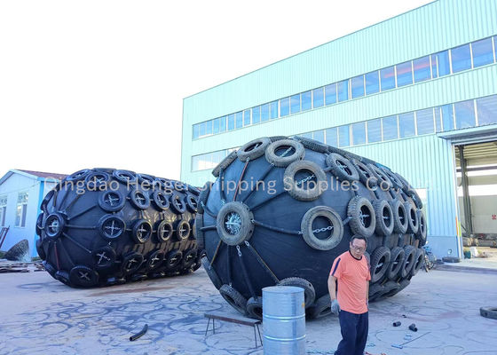 Qualität Individuelle Größe ISO17357-konforme pneumatische Gummi-Fender mit 50kpa & 80kpa Druck für Marine-Anwendungen usine