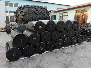 Qualität Kundengerechter Schaum füllte Fender mit äußerer Schicht Militärgrad Polyurea usine