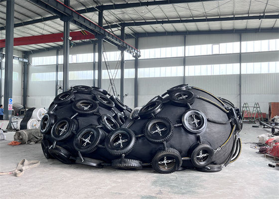 Qualität ISO17357 pneumatischer Gummipuffer des Schwarzen 50Kpa des Standards 3.3*6.5M für Verkauf usine