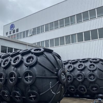 Qualität Zweijährige Gewährleistung Pneumatischer Gummi-Fender 2,5*5,5M für das Anlegen von Schiffen usine