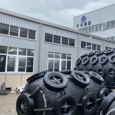 Qualität Zweijährige Gewährleistung Pneumatischer Gummi-Fender 2,5*5,5M für das Anlegen von Schiffen usine