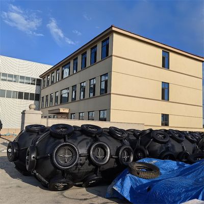 Qualität Zweijährige Gewährleistung Pneumatischer Gummi-Fender 2,5*5,5M für das Anlegen von Schiffen usine