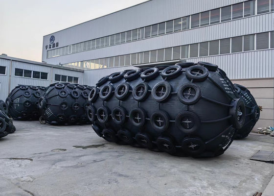 Qualität Pneumatischer Schiffsfender Yokohama Aufblasbare Naturkautschukfender mit Kettennetz usine