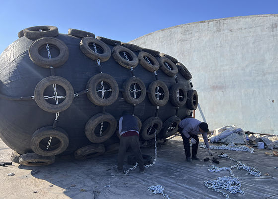 Qualität Pneumatischer Schiffsfender Yokohama Aufblasbare Naturkautschukfender mit Kettennetz usine