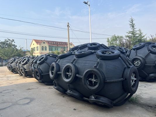 Qualität ISO 17357 Marine Boots-Festmacher Pneumatischer Gummifender für Dock / Schiff / Boot usine