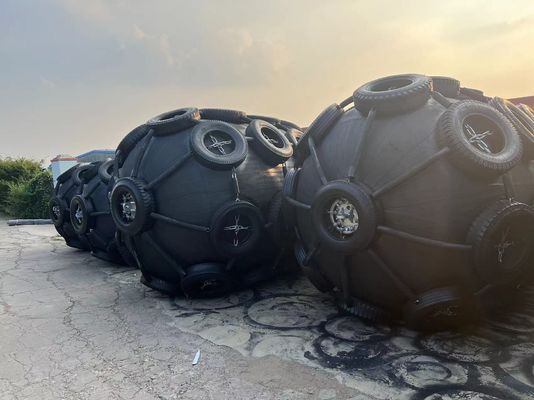 Qualität Gute Qualität STS 50Kpa Schwarzer Pneumatischer Gummi-Fender Yokohama Typ Fender usine