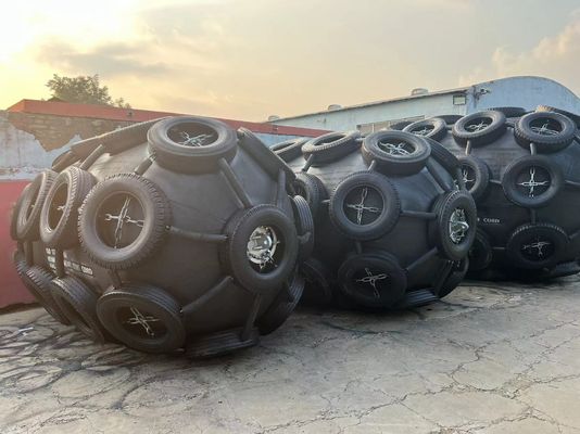 Qualität Gute Qualität STS 50Kpa Schwarzer Pneumatischer Gummi-Fender Yokohama Typ Fender usine