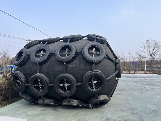 Qualität Schwarzer Pneumatischer Gummi-Fender mit guter Abrasionsbeständigkeit Haltbarkeit 24 Monate usine