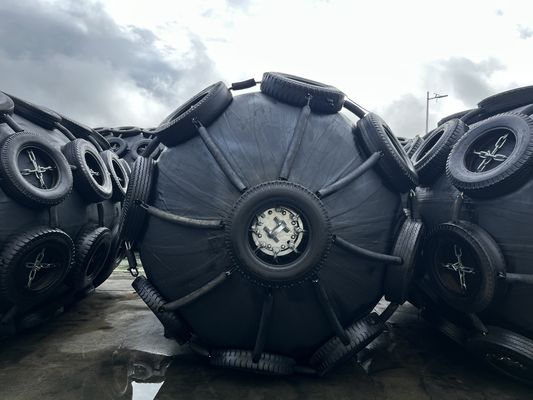 Qualität Design-Laufzeit 8 bis 15 Jahre Pneumatischer Marine-Fender 50 kPa 80 kPa Druck und Installationsmethode Kette PP-Seil ideal für das Anlegen von Schiffen usine