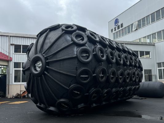 Qualität Schiff Boot Anlegeplatz Dock Schwimmender aufblasbarer Fender unter Verwendung von Kette und PP-Seil Installationsmethode zur Bereitstellung von Andock-Schlag-Schutz usine