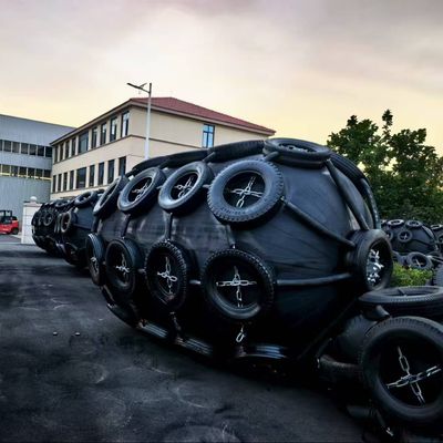 Qualität ISO 17357 Pneumatischer Gummi-Fender zum Schutz vor Kollisionen auf See usine