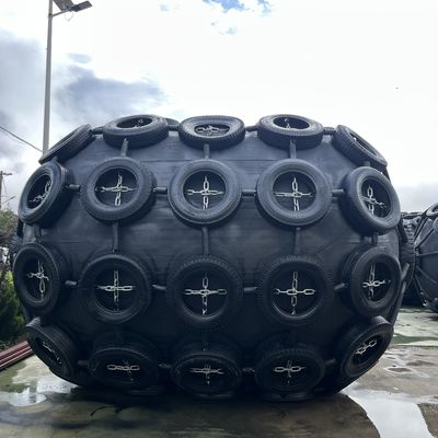 Qualität Maßgeschneiderte Größen ISO17357 Pneumatische Gummi-Fender mit 50 kPa 80 kPa Druck für Marine usine