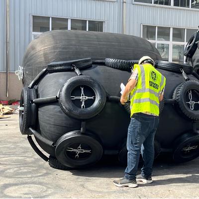 Qualität Individuelle Größen ISO17357 zertifizierter pneumatischer Gummi-Fender mit 50kpa & 80kpa Druck für Meeresanwendungen usine