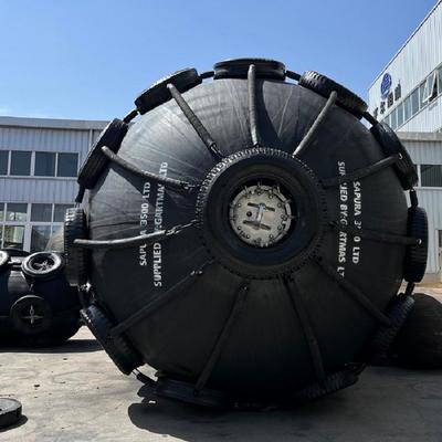 Qualität CCS/BV/LR/DNV Certified High-Quality Black Pneumatic Rubber Fender for STS/STD Applications usine