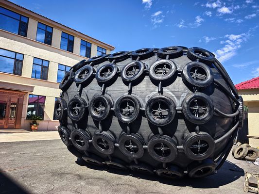 Qualität ISO17357-zertifizierter pneumatischer Gummifender mit kundenspezifischen Größen von 0,3-4,8 m und Druckoptionen von 50 kPa & 80 kPa usine