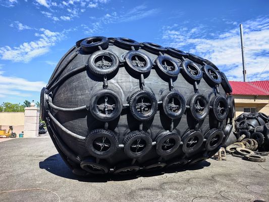 Qualität ISO17357 zertifizierter pneumatischer Gummi-Fender mit benutzerdefinierten Größen von 0,3 bis 4,8 Meter und Druckoptionen von 50 kPa und 80 kPa usine