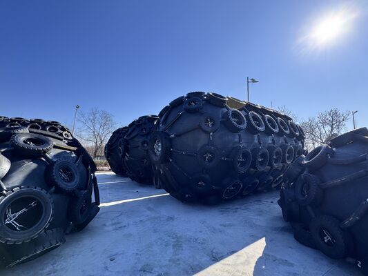 Qualität Design-Laufzeit 8 bis 15 Jahre Pneumatischer Marine-Fender 50 kPa 80 kPa Druck und Installationsmethode Kette PP-Seil ideal für das Anlegen von Schiffen usine