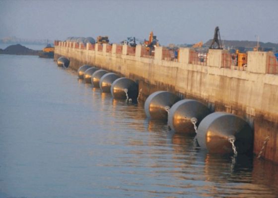 Qualität High Density Foam Core Foam Filled Fender with High Energy Absorption Capacity and Positive Buoyancy for Marine Protection usine