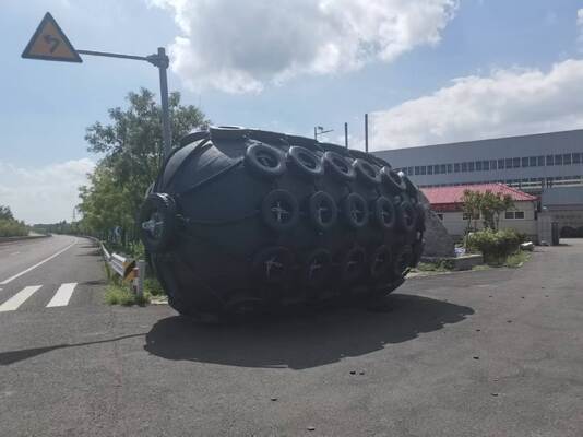 Qualität Schwerlast-Pneumatik-Gummifender mit 50 kPa & 80 kPa Druck für den Schutz von Eisklassen-Schiffen beim Anlegen usine