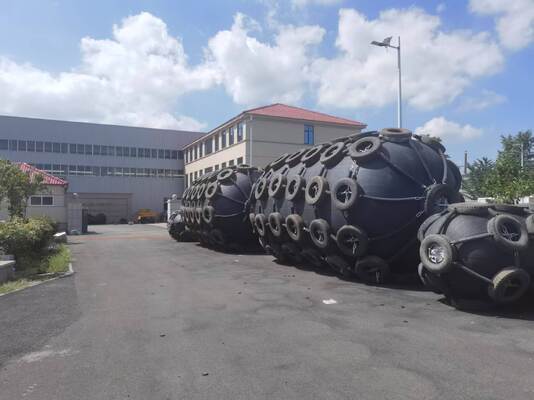 Qualität High Strength Pneumatic Rubber Fender Inflatable Design for Large Tankers Bulk Carriers and Floating Marine Applications usine