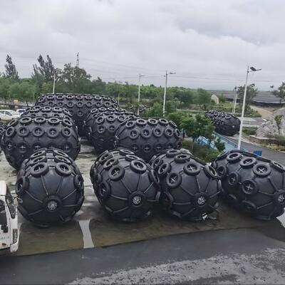 Qualität Pneumatischer Gummifender mit reflektierendem Sicherheitsstreifen für Nachtsichtbarkeit und 50 kPa & 80 kPa Druck mit 24 Monaten Garantie usine