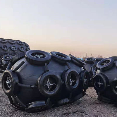 Qualität Kundenspezifischer pneumatischer Gummifender mit verfügbaren Größen von 0,3-4,8 m und 50 kPa & 80 kPa Druck für Schiffsfender-Anwendungen usine