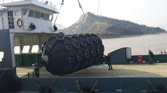 Qualität Gummi-Mat With Rope Net Pneumatic-Boots-Fender-pneumatische Gummipuffer usine