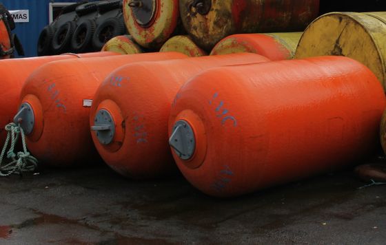 Qualität Kundenspezifische Herstellung von Schaumgefüllten Fender nach ISO 17357 Standard mit 0,5 M ~ 4,8 M Durchmesser für Marineanwendungen usine