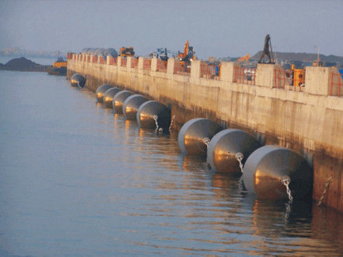 Qualität Hot Dip Galvanized Foam Filled Fender with High Energy Absorption and Maintenance-free Design for Marine Vessel Protection usine