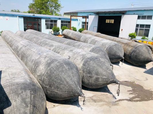 Qualität ISO14409 Standard Marine Rubber Airbag Schwarz oder angepasster Marine Rubber Airbag für die sichere Handhabung von Schiffen usine